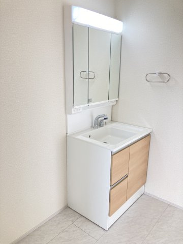 第4富士見町時沢　新築戸建　4号棟の独立洗面台|シャワー水栓付き洗面台で朝の身支度もバッチリです！
洗面台には収納スペースもあり洗面室もすっきり片付きますよ！