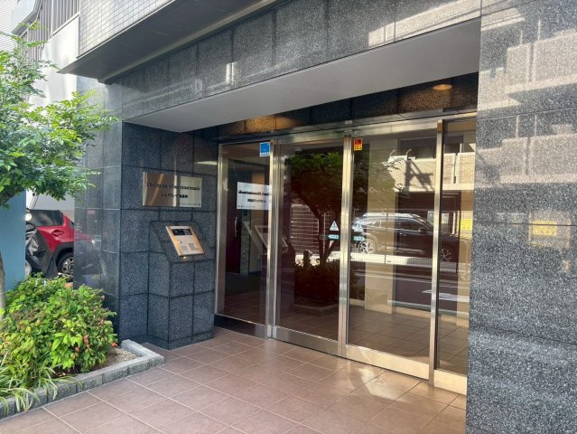 大阪市北区西天満３丁目の賃貸マンションのエントランス
