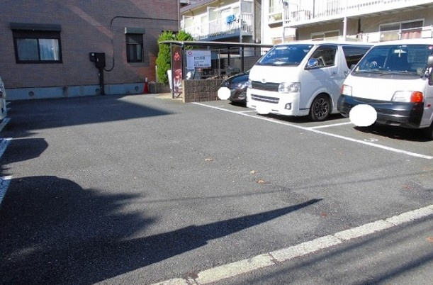 デルフィ参番館の駐車場