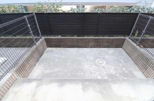 デルフィ参番館の庭