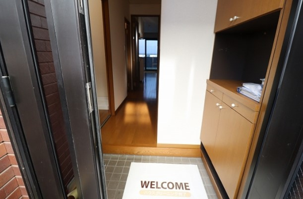 デルフィ参番館の玄関