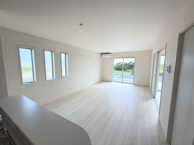 第4富士見町時沢　新築戸建　3号棟の居間・リビング|カウンターキッチンなのでお料理をしながら会話もできます。
夕食の支度をしながら、お子様の様子も見られて自然と会話も増えますよ♪