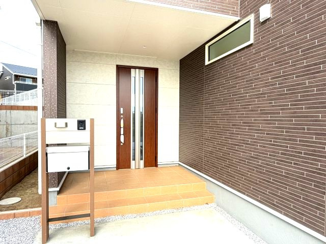 第4富士見町時沢　新築戸建　3号棟の玄関|玄関前も広々しています。モニター付きインターホンも標準装備！