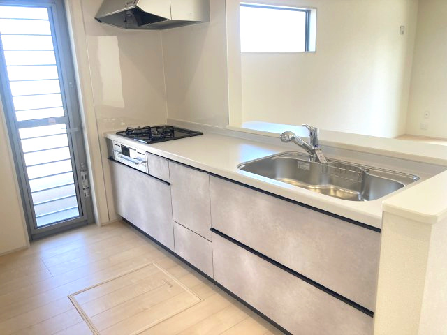 第4富士見町時沢　新築戸建　3号棟のキッチン|人気のカウンターキッチン採用です☆ゴミ出しに便利な勝手口付き！
コンロも３口ご用意しています！調理スペースも広くストレスなくお料理できます。
浄水器つきなので美味しいお水も飲めますよ♪