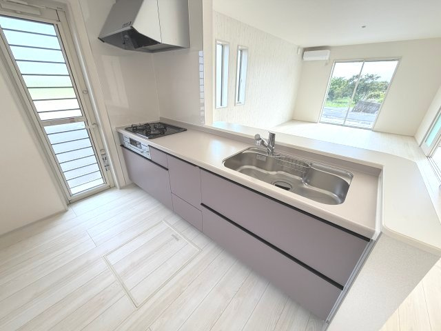 第4富士見町時沢　新築戸建　3号棟のキッチン|人気のカウンターキッチン採用です☆ゴミ出しに便利な勝手口付き！
コンロも３口ご用意しています！調理スペースも広くストレスなくお料理できます。
浄水器つきなので美味しいお水も飲めますよ♪