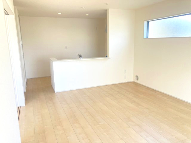 第4富士見町時沢　新築戸建　3号棟の洋室|18帖広々リビング。人気の対面式キッチンを配した空間はお好みの家具も合わせやすく、家族がくつろぐ快適な空間造りをサポート。窓からは明るい陽光が差し込みます。