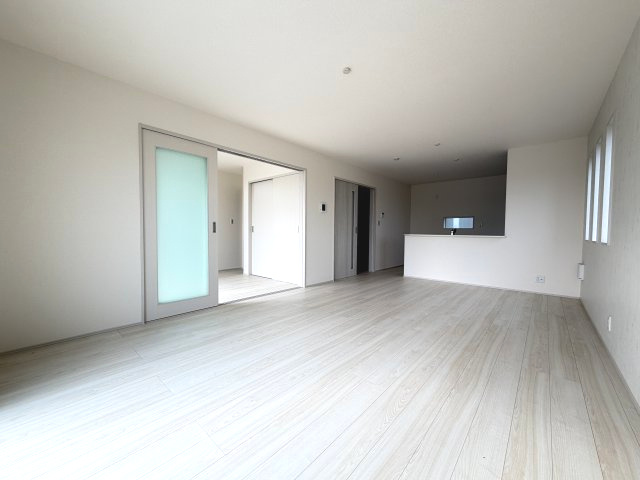 第4富士見町時沢　新築戸建　3号棟の居間・リビング|18帖広々リビング。人気の対面式キッチンを配した空間はお好みの家具も合わせやすく、家族がくつろぐ快適な空間造りをサポート。窓からは明るい陽光が差し込みます。