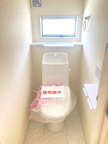 第4富士見町時沢　新築戸建　3号棟のトイレ|1階トイレです。清潔感のある白を基調としています。
温水洗浄・便座暖房機能の付いた快適なトイレです☆