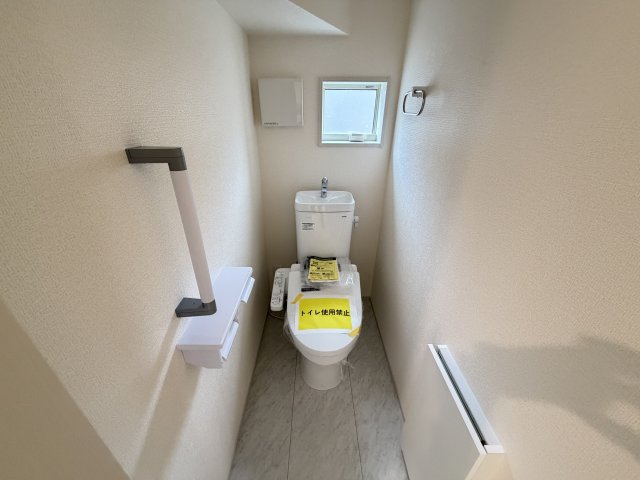 第4富士見町時沢　新築戸建　3号棟のトイレ|1階トイレです。清潔感のある白を基調としています。
温水洗浄・便座暖房機能の付いた快適なトイレです☆