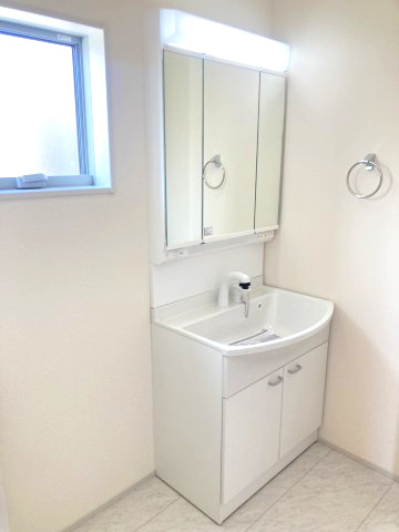 第4富士見町時沢　新築戸建　3号棟の独立洗面台|シャワー水栓付き洗面台で朝の身支度もバッチリです！
洗面台には収納スペースもあり洗面室もすっきり片付きますよ！