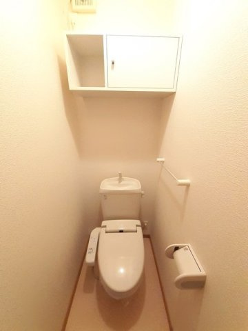 メゾン・ポポラーレＢのトイレ|落ち着いた色調のトイレです