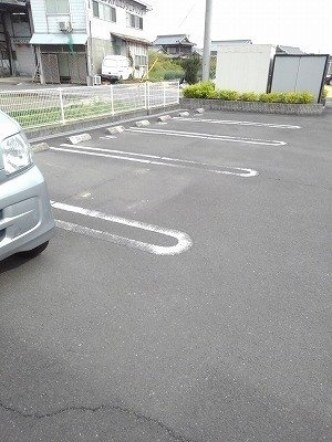 メゾン・ポポラーレＢの駐車場|カースペースがあります