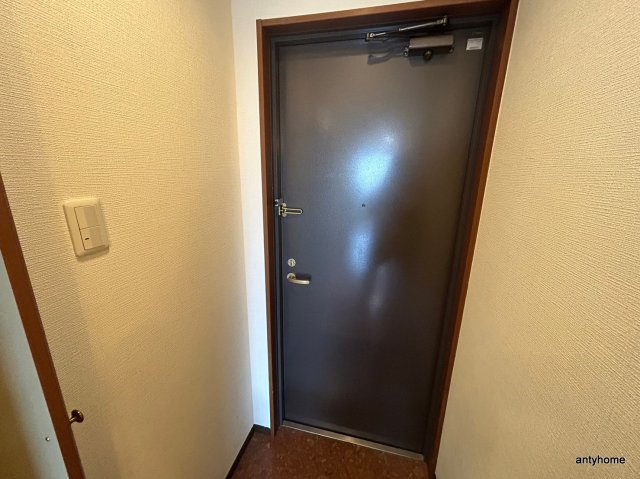 ロイヤルクイーンズパーク江坂　仲介手数料無料の玄関