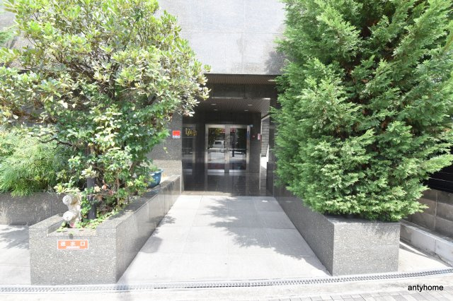 ロイヤルクイーンズパーク江坂　仲介手数料無料のエントランス