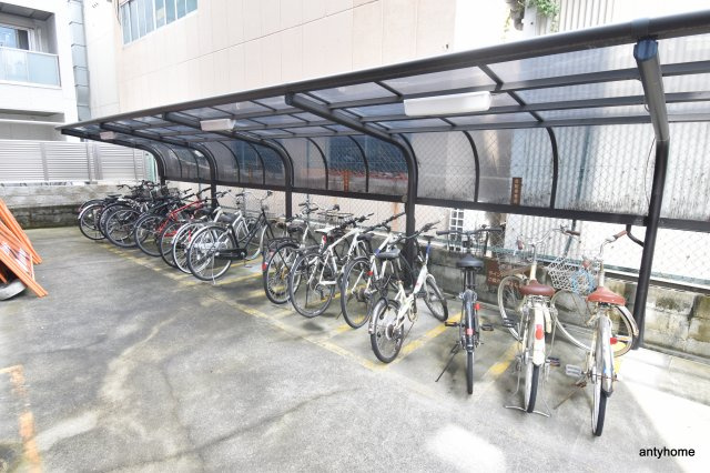 ロイヤルクイーンズパーク江坂　仲介手数料無料の駐車場