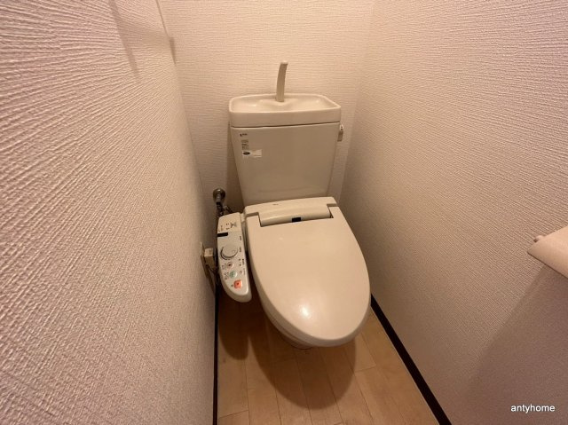 ロイヤルクイーンズパーク江坂　仲介手数料無料のトイレ