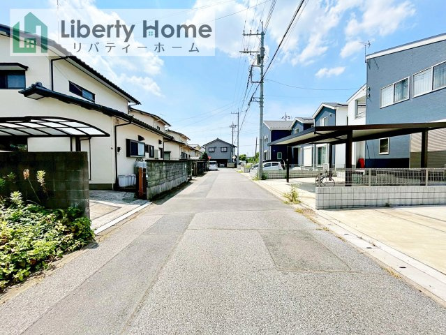 古河市磯部　中古戸建の前面道路含む現地写真