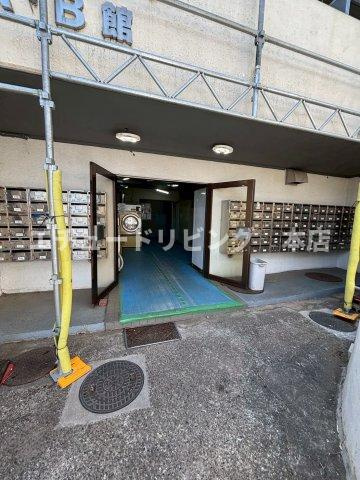 東和プラザＡB館のエントランス