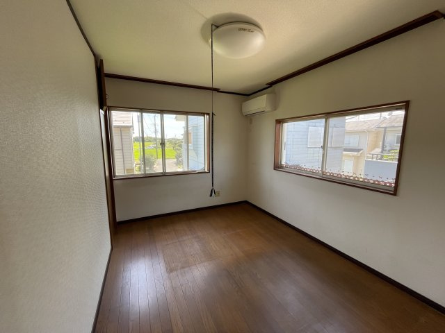 東金市小沼田売り中古戸建ての洋室