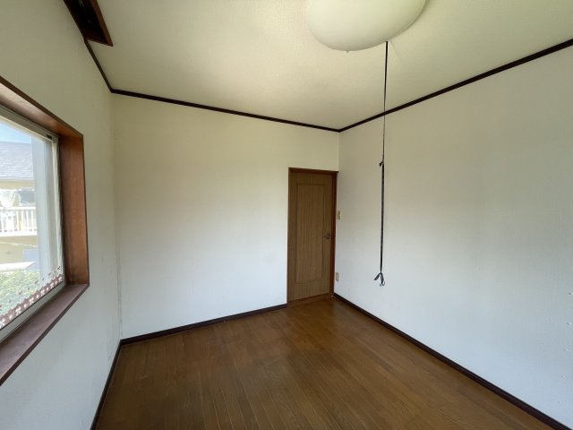 東金市小沼田売り中古戸建ての洋室