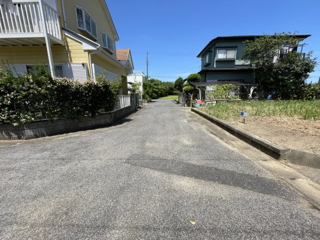 東金市小沼田売り中古戸建ての前面道路含む現地写真
