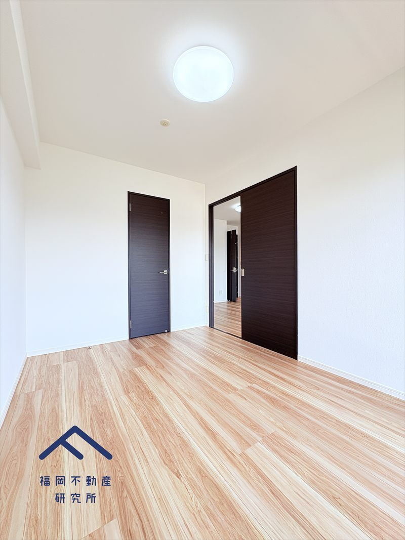 アンピール箱崎の洋室