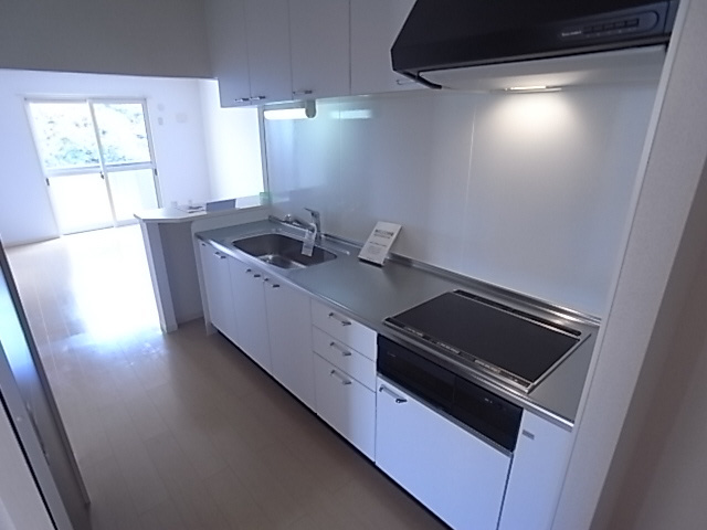 神戸市須磨区車字梨川のアパートのキッチン|システムキッチン（ＩＨ３口）