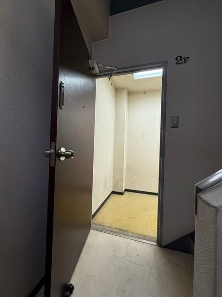 Land裏天満の玄関