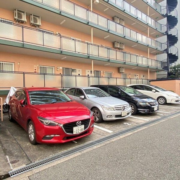 ドイマンションの駐車場