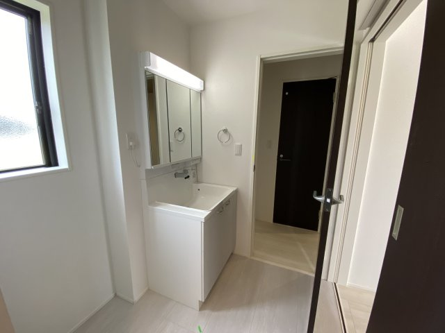 ◆先着申込受付中◆　【錦町花ノ井　1号棟】　お買物環境良好♪の脱衣所|◆1号棟参考プランです◆使い勝手の良い洗面台は、奥様の身支度の時間も楽しくなりそうですね。　洗面台がシャワー付きだと洗面・洗髪・メイクができるので、お急ぎの時でも便利です☆