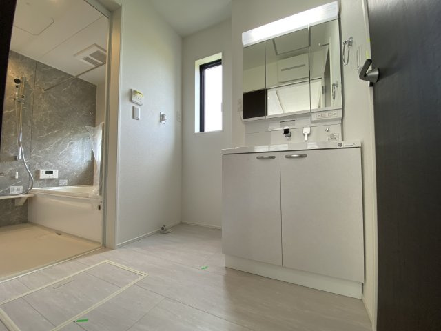 ◆先着申込受付中◆　【錦町花ノ井　1号棟】　お買物環境良好♪の独立洗面台|◆1号棟参考プランです◆両サイドのミラー裏に収納棚を設け、細やかな洗面道具もスッキリ収納できます♪使い勝手の良い洗面台は、奥様の身支度の時間も楽しくなりそうですね。