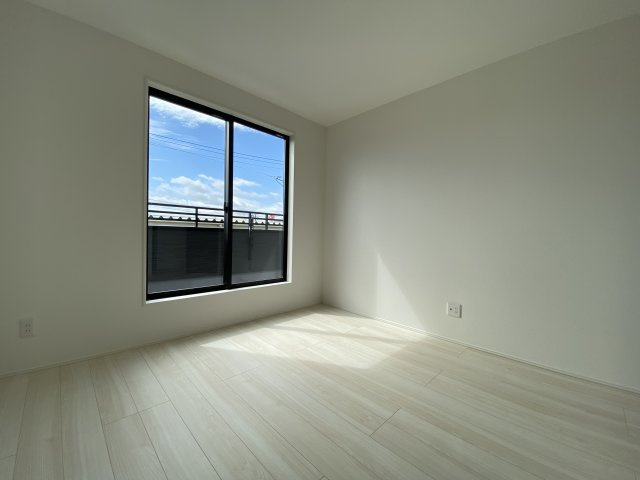 ◆先着申込受付中◆　【錦町花ノ井　1号棟】　お買物環境良好♪の洋室|◆1号棟参考プランです◆柔らかい陽光が差し込む明るいお部屋を演出いたします♪　寝室にも、子供部屋にも、趣味のお部屋にもお使いいただけます♪