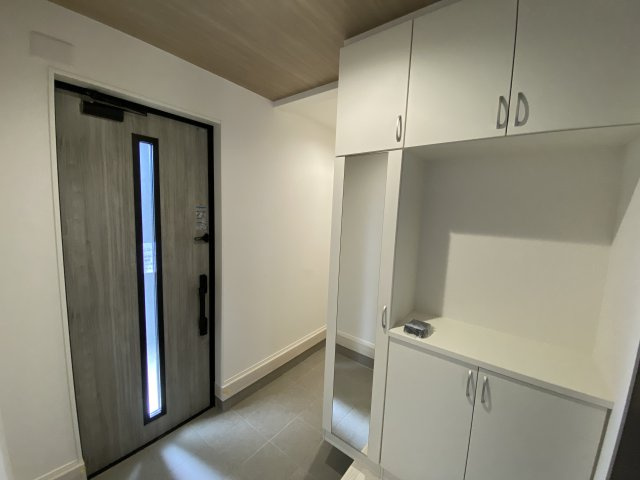 ◆先着申込受付中◆　【錦町花ノ井　1号棟】　お買物環境良好♪の玄関|◆1号棟参考プランです◆
玄関は、住宅に入るときに最初に目に入る重要な場所♪
大容量の収納を備え、使いやすく便利な玄関です。
おしゃれだけでなく機能性の面ではスマートキーに対応したドアが魅力的ですね