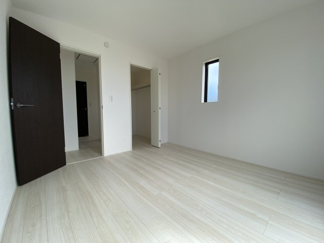 ◆先着申込受付中◆　【錦町花ノ井　1号棟】　お買物環境良好♪の洋室|◆1号棟参考プランです◆　柔らかい陽光が差し込む明るいお部屋を演出いたします♪　寝室にも、子供部屋にも、趣味のお部屋にもお使いいただけます♪