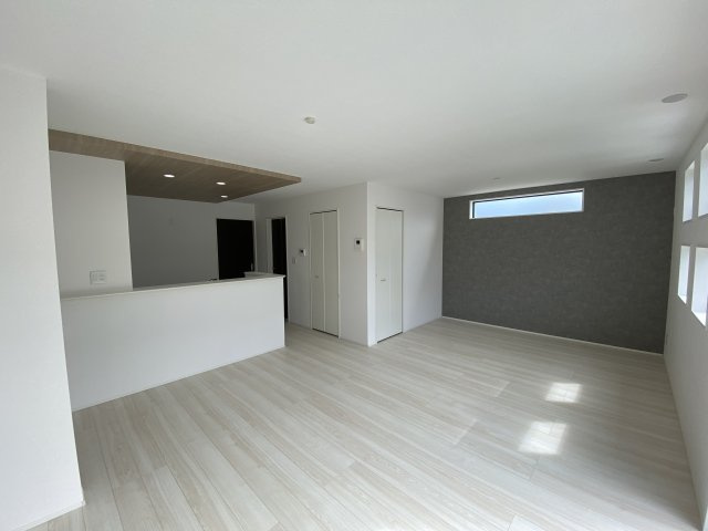 ◆先着申込受付中◆　【錦町花ノ井　1号棟】　お買物環境良好♪の前面道路含む現地写真|◆1号棟参考プランです◆　広々としたLDKに、自分好みのインテリアでレイアウト。季節ごとに模様替えなども、楽しみの一つとなりそうです♪