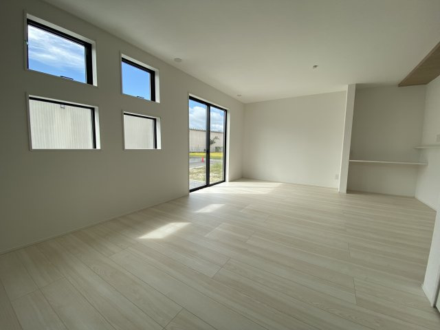 ◆先着申込受付中◆　【錦町花ノ井　1号棟】　お買物環境良好♪の居間・リビング|◆1号棟参考プランです◆　休日はリビングで、ゆっくりとテレビ鑑賞など…楽しみが増えますね。　家族のコミュニケーションがより一層深まります。