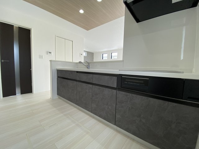 ◆先着申込受付中◆　【錦町花ノ井　1号棟】　お買物環境良好♪のキッチン|◆1号棟参考プランです◆　対面式キッチンは、リビングの様子を見ながらお料理出来るので、お食事の準備をしながらご家族との会話を楽しめます☆
小さなお子様がいらっしゃる方は、安心してお料理出来ますね