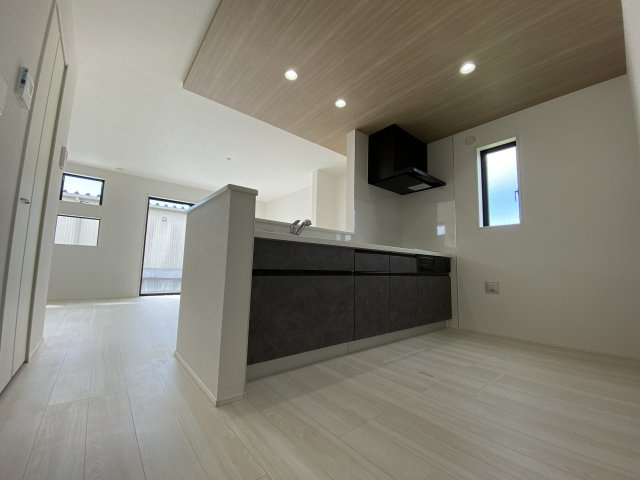 ◆先着申込受付中◆　【錦町花ノ井　1号棟】　お買物環境良好♪の居間・リビング|◆1号棟参考プランです◆
お料理しながらご家族とコミュニケーションをとれる人気のプランです。
料理中でもお子様がリビングやダイニングで遊んでいる姿が見えます。小さなお子様がいらっしゃる方は、安心