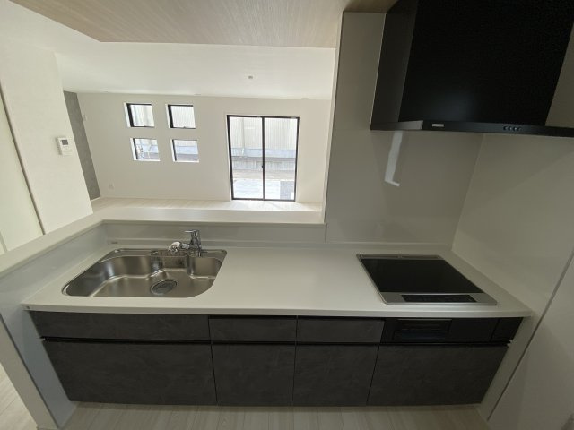 ◆先着申込受付中◆　【錦町花ノ井　1号棟】　お買物環境良好♪のキッチン|◆1号棟参考プランです◆　デザイン性と機能性を兼ね備えたキッチンです。　収納力も大満足◎　対面式キッチンは、家族の会話が途切れませんね♪


