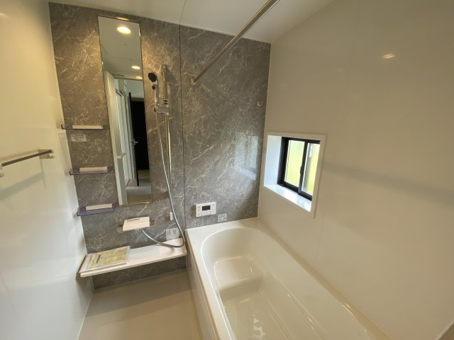 ◆先着申込受付中◆　【錦町花ノ井　1号棟】　お買物環境良好♪の浴室|◆1号棟参考プランです◆　毎日の疲れを癒す広々とした浴室は、足を伸ばしてゆっくりとくつろげます♪　好きな音楽を聴いたり、動画を見たり、半身浴をして　自分だけの癒し時間が楽しめますね！