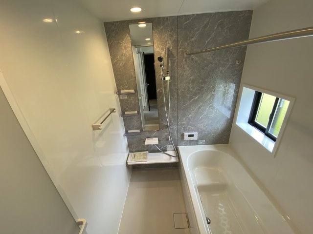 ◆先着申込受付中◆　【錦町花ノ井　1号棟】　お買物環境良好♪の浴室|◆1号棟参考プランです◆　洗い場カウンターは、大型で、楽な姿勢で洗面器がお使いいただけます。洗い場の床は、乾きやすく、滑りにくい快適仕様♪さらに、クリーン床なので水はけがよく、カビの発生を軽