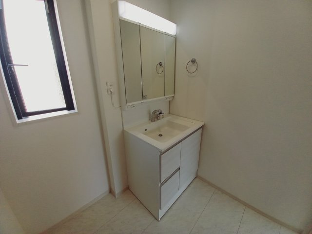 ■□■【錦町花ノ井　4号棟】　生活応援プレゼントキャンペーン実施中！■□■の独立洗面台|◆4号棟参考プランです◆両サイドのミラー裏に収納棚を設け、細やかな洗面道具もスッキリ収納できます♪使い勝手の良い洗面台は、奥様の身支度の時間も楽しくなりそうですね。