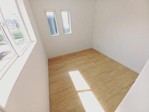 ■□■【錦町花ノ井　4号棟】　生活応援プレゼントキャンペーン実施中！■□■の洋室|◆4号棟参考プランです◆柔らかい陽光が差し込む明るいお部屋を演出いたします♪　寝室にも、子供部屋にも、趣味のお部屋にもお使いいただけます♪