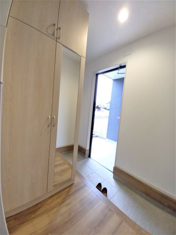 ■□■【錦町花ノ井　4号棟】　生活応援プレゼントキャンペーン実施中！■□■のその他|◆4号棟参考プランです◆
玄関は、住宅に入るときに最初に目に入る重要な場所♪
大容量の収納を備え、使いやすく便利な玄関です。
おしゃれだけでなく機能性の面ではスマートキーに対応したドアが魅力的ですね