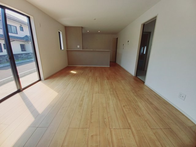 ■□■【錦町花ノ井　4号棟】　生活応援プレゼントキャンペーン実施中！■□■の居間・リビング|◆4号棟参考プランです◆　休日はリビングで、ゆっくりとテレビ鑑賞など…楽しみが増えますね。　家族のコミュニケーションがより一層深まります。