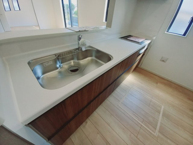 ■□■【錦町花ノ井　4号棟】　生活応援プレゼントキャンペーン実施中！■□■のキッチン|◆4号棟参考プランです◆　対面式キッチンは、リビングの様子を見ながらお料理出来るので、お食事の準備をしながらご家族との会話を楽しめます☆
小さなお子様がいらっしゃる方は、安心してお料理出来ますね