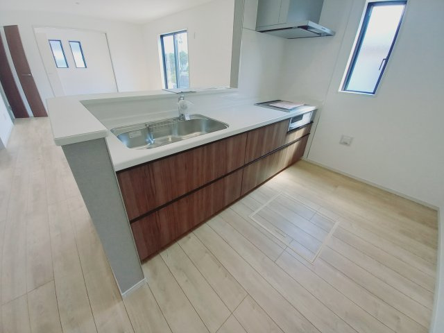 ■□■【錦町花ノ井　4号棟】　生活応援プレゼントキャンペーン実施中！■□■のキッチン|◆4号棟参考プランです◆　
お料理しながらご家族とコミュニケーションをとれる人気のプランです。
料理中でもお子様がリビングやダイニングで遊んでいる姿が見えます。小さなお子様がいらっしゃる方は、安心