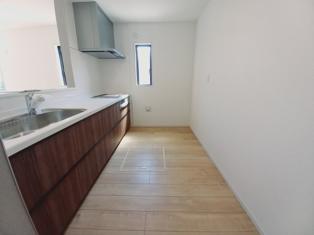 ■□■【錦町花ノ井　4号棟】　生活応援プレゼントキャンペーン実施中！■□■のキッチン|◆4号棟参考プランです◆デザイン性と機能性を兼ね備えたキッチンです。　収納力も大満足◎　対面式キッチンは、家族の会話が途切れませんね♪


