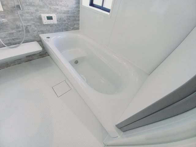 ■□■【錦町花ノ井　4号棟】　生活応援プレゼントキャンペーン実施中！■□■の浴室|◆4号棟参考プランです◆洗い場カウンターは、大型で、楽な姿勢で洗面器がお使いいただけます。洗い場の床は、乾きやすく、滑りにくい快適仕様♪さらに、クリーン床なので水はけがよく、カビの発生を軽