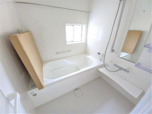 ラスト1棟　◆新生活応援キャンペーン中！　泉もえぎ台　2号棟　オール電化新築建売住宅☆・。の浴室|同施工：ユニットバスの写真です。フルオート機能で、時間帯を気にせず、家族全員が暖かい湯船に浸かることができます。　一日の疲れを癒してくれそうですね。　